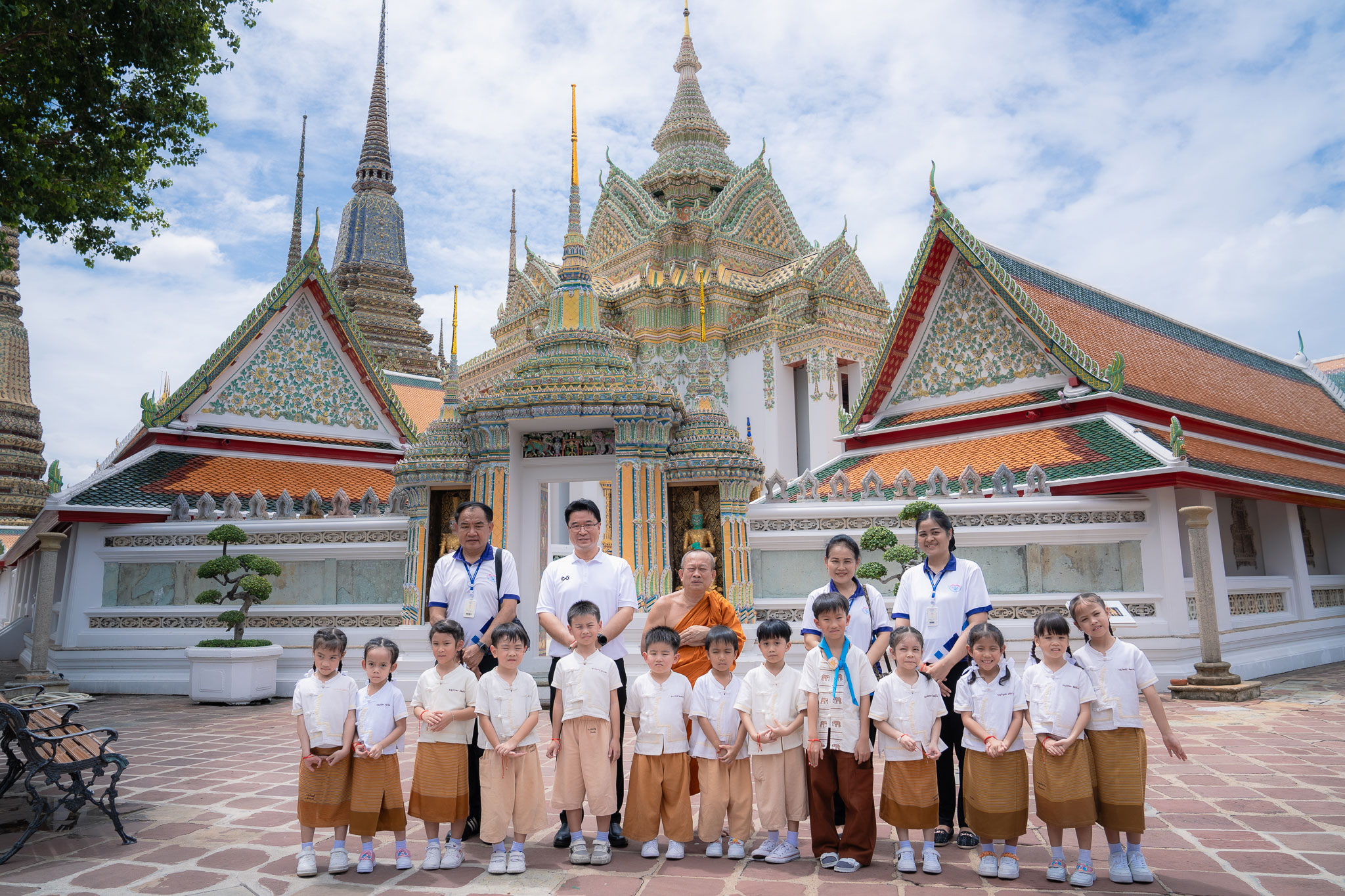 ตัวแทนเด็กนักเรียนชั้นอนุบาล 3 ถวายเทียนพรรษาที่วัดโพธิ์ 2568